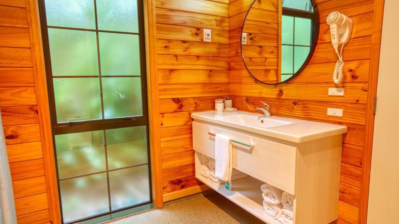 Paparoa Beach Hideaway With Hot Tub Barrytown Exterior foto